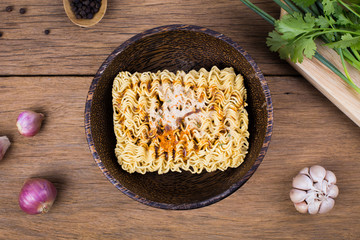 Dyr Instant noodles with Seasoning powder in wooden bowl 