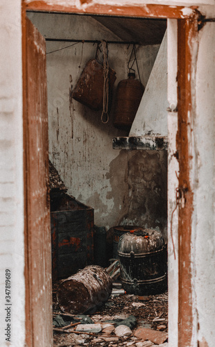 Fotografía bodegón entrada cabaña abandonada