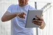 © Anónimo - Man pointing a finger at a square digital frame