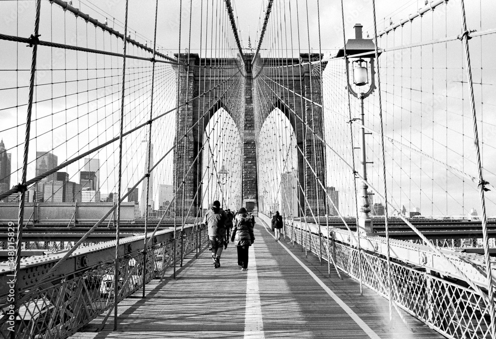 People Walking On Brooklyn Bridge - obrazy, fototapety, plakaty 