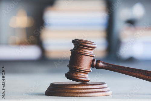 Fotografía Judge's gavel on table in office