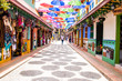 Colorida calle de pueblo colombiano (Guatapé)