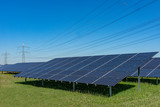 Fototapeta Na sufit - Solarpark mit Hochspannungsleitung erneuerbare Energie