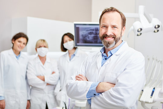 zahnarzt mit team zur ausbildung in der zahnklinik