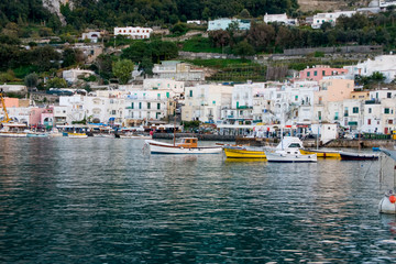 vista de la ciudad de Capri en la región de Campania, Italia