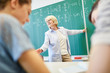© Robert Kneschke - Seniorin als Mathelehrer an Tafel in Universität