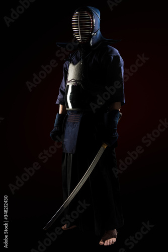 Dekoracja na wymiar  mezczyzna-w-tradycyjnej-zbroi-kendo-z-katana-z-mieczem-samurajskim-strzal-w-studio-pojedynczo-na-czarno