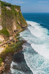 Meeresbucht von Uluwatu an der Südspitze von Bali. Indonesien, 