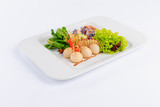 Fototapeta Kuchnia - Sushi, danie kuchni japońskiej, podane na białym talerzu, dodatki warzywa i sałaty.