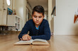© lorenphotography - Niño leyendo en casa habitación aprendiendo lectura