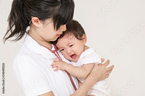 泣く赤ちゃんを抱き世話をする白衣の看護師 Comprar Esta Foto De Stock Y Explorar Imagenes Similares En Adobe Stock Adobe Stock 泣く赤ちゃんを抱き世話をする白衣の看護師 Comprar Esta Foto De Stock Y Explorar Imagenes Similares En Adobe Stock Adobe Stock
