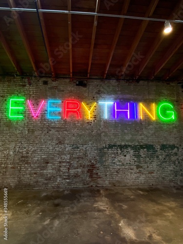Fotografía alright neon sign with painted wall Art District LA