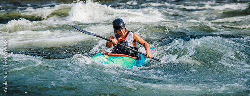 Cuadros en Lienzo Guy in kayak sails mountain river