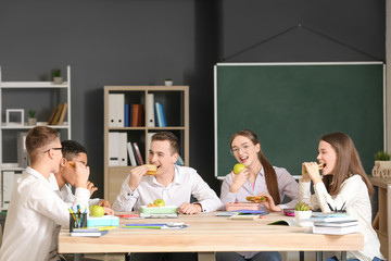 Sticker - Pupils having lunch in classroom