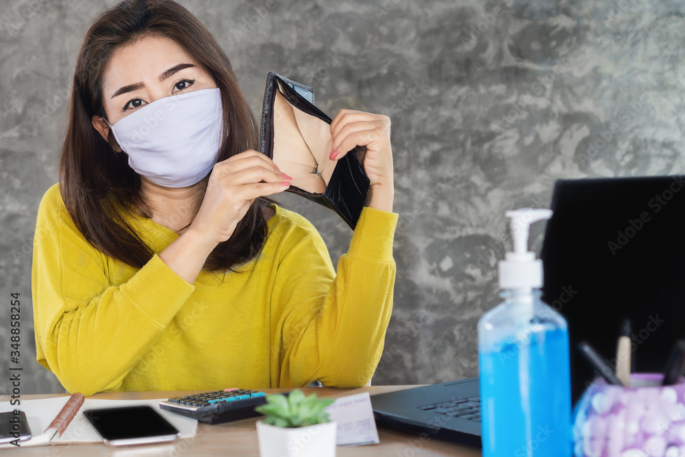 poor Asian woman wearing protective mask hand open empty purse having financial problem during self-quarantine from covid-19 virus pandemic - obrazy, fototapety, plakaty 