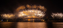 NYE 2020 fireworks view from the western side of the Sydney Harbour Bridge. Blues Point Reserve, Sydney, NSW, Australia. 