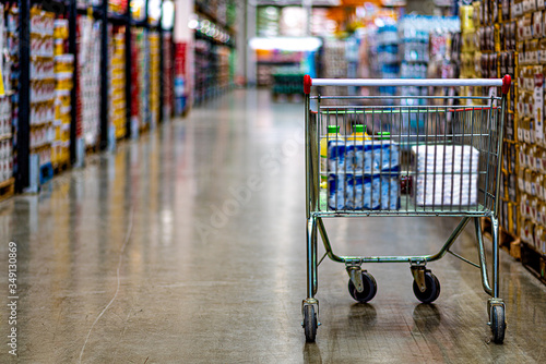 Fotografía Carrinho de supermercado no corredor
