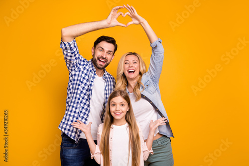 Fotografía Photo beautiful mom lady handsome dad little school girl daughter showing happy