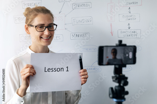 Fotografía online education, webinar and business vlog concept - woman teaching and recordi