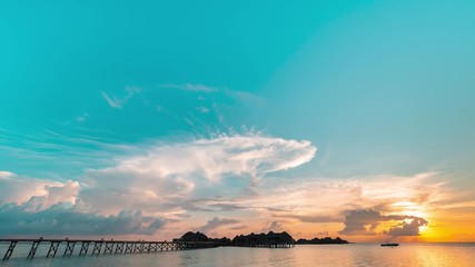 Wall Mural - 4K Timelapse, Maldives sunset with whispy clouds