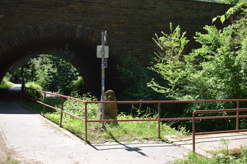 Poster - enger Fußweg am Rhein