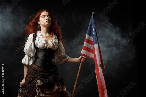 Cuadros en Lienzo Girl in historic dress from United States Revolutionary War with flag