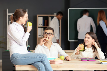 Canvas Print - Pupils having lunch in classroom