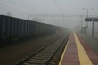 Dworzec kolejowy we mgle.