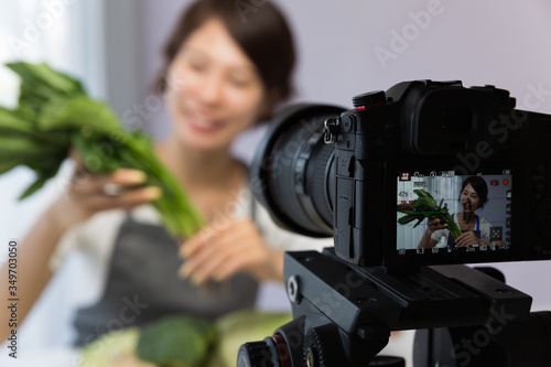 一眼レフカメラで動画を撮影する女性 Stock Photo Adobe Stock