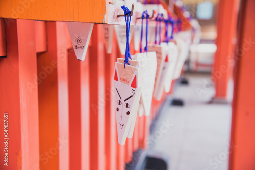Fotografía Emas, tablillas de madera con dibujos a la entrada de un santuario japonés