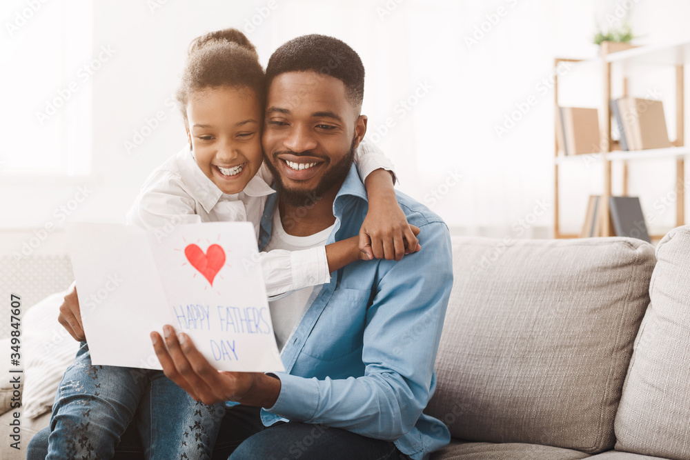 Pretty afro girl congratulating dad with father's day - obrazy, fototapety, plakaty 