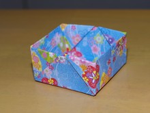 折り紙で作った小さな入れ物