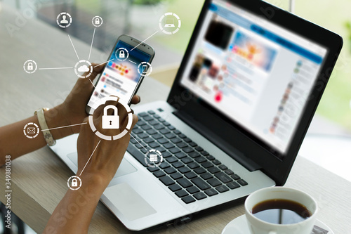 Fotomural businesswoman working on his phone in the office, select the icon security on the virtual display