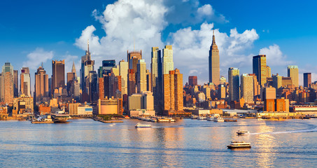 Fototapete - Manhattan skyline at cummer sunny day, New York
