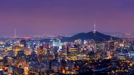 Fototapete - Downtown cityscape at night in Seoul, South Korea.