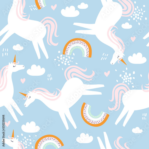 Dekoracja na wymiar  konie-jednorozce-recznie-rysowane-tlo-kolorowy-wzor-ze-zwierzetami-niebo-dekoracyjny