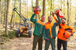 Gruppe jubelnder Waldarbeiter als Holzfäller