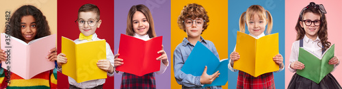 Fotomural Cheerful multiethnic pupils reading books