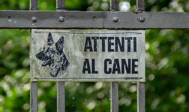 Cartello attenti al cane sul cancello