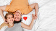 © FreepikCompany - Top view happy couple holding hands in bed