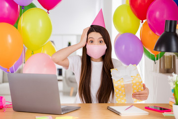 Photo of pupil small school lady notebook online lesson sit table safety face mask hold big giftbox birthday girl unexpected classmates surprise home party greeting quarantine indoors