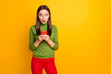 Poster - Portrait of crazy astonished girl use her smartphone read social network blog posts stay stupor scream unbelievable wear casual style clothing isolated over bright color background