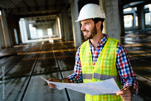 Fotografía Architect, engineer looking at blueprints in a construction site