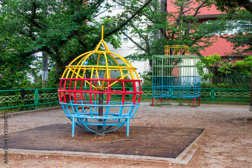公園の遊具 球形遊具 回るジャングルジム登ったり降りたり遊びつかまる Stock 写真 Adobe Stock