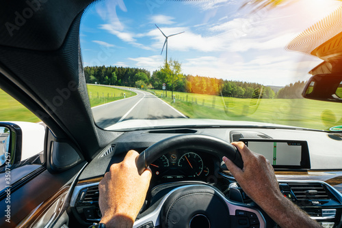 Obraz Dibond ręce kierowcy samochodu na kierownicy, podróż, jazda autostradą