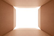 Pudełko kartonowe widok przez środek na białe tlo