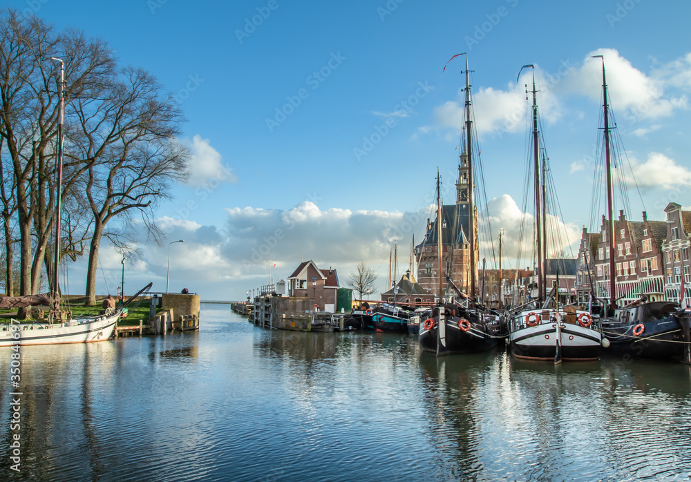 Miasto Hoorn w Holandii Północnej położone nad jeziorem Markermeer. - obrazy, fototapety, plakaty 
