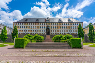 Wall Mural - Schloss Friedenstein und die Statur von Ernst dem Frommen in Gotha, Thüringen, Deutschland