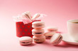 Roze french cookies macaroons on pink background