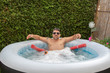 © Michael Eichhammer - Mann im Garten Whirlpool